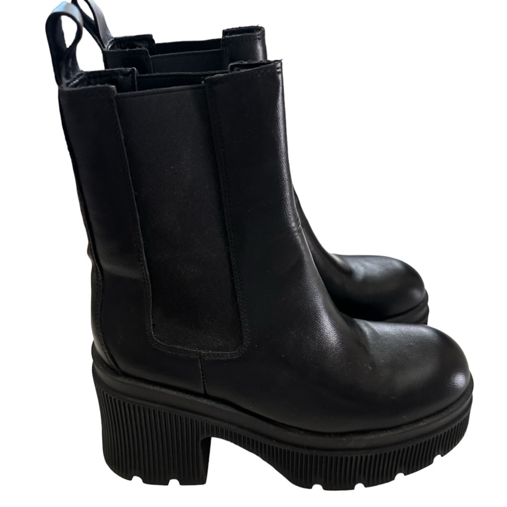 Woman’s size 8 Bamboo platform boots 🥾 - Picture 1 of 7
